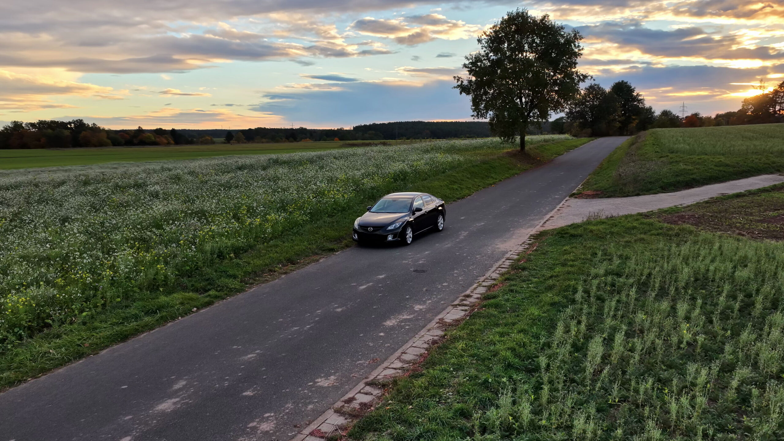 Auto mit Drohne filmen